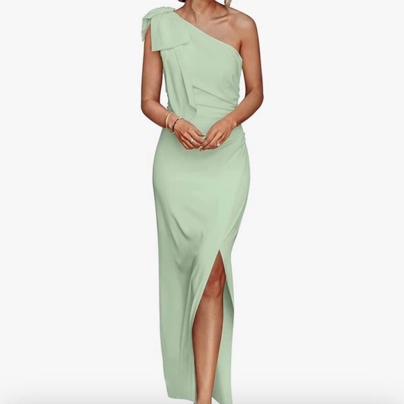 Dresses & Skirts - Size medium. Still has tags and all,BRAND NEW!